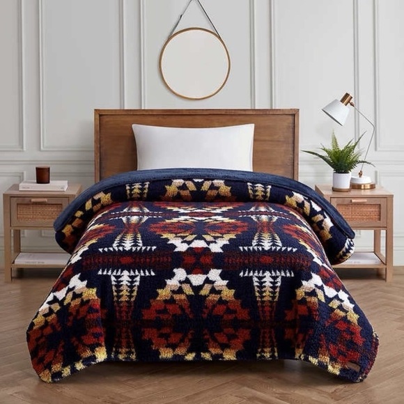 Pendleton Sherpa Fleece Blanket in Aztec Legend Lake Print Twin